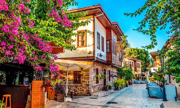 Antalya Kaleiçi Tarihi Sokakları: Geçmişin Estetiğini Yaşatan Labirent Rota